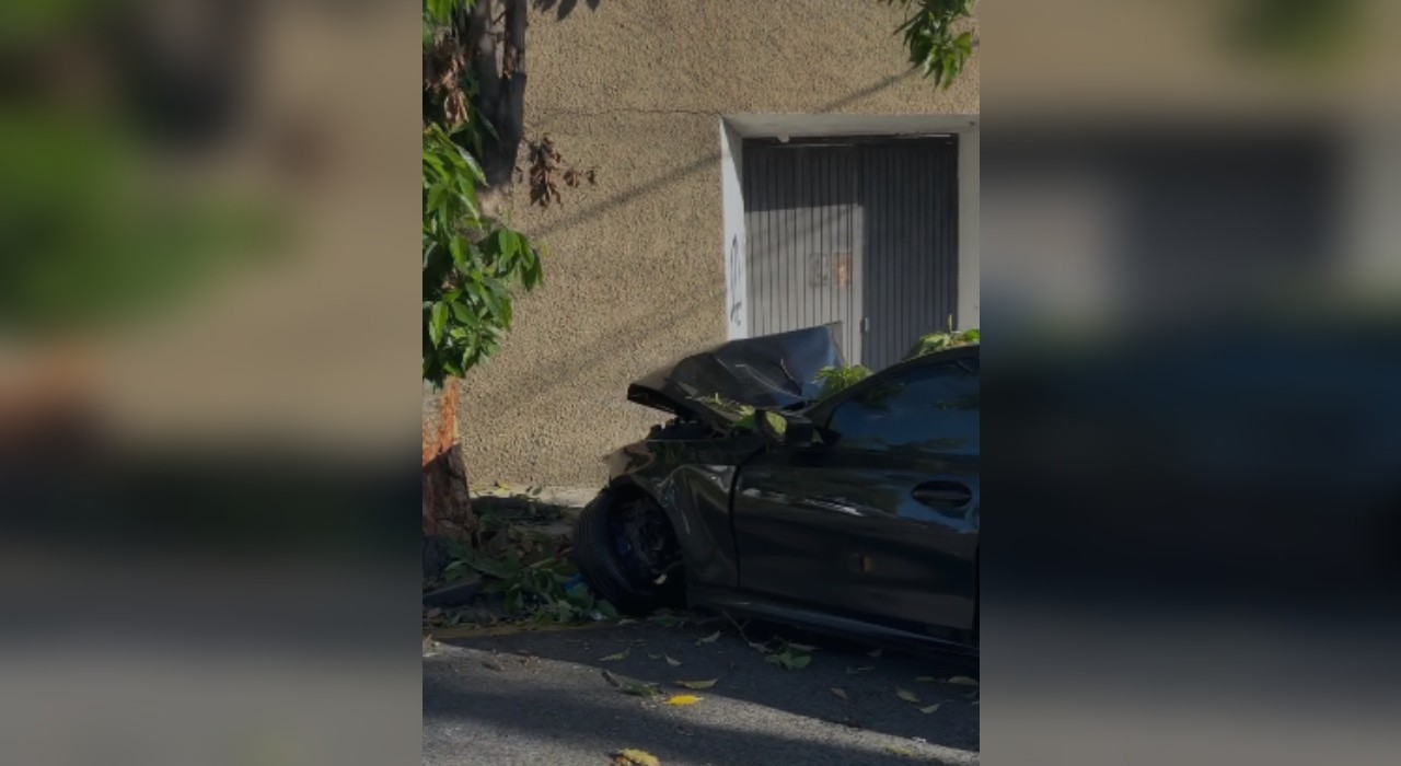 Motorista é socorrido após bater carro de luxo em árvore em avenida de Sorocaba