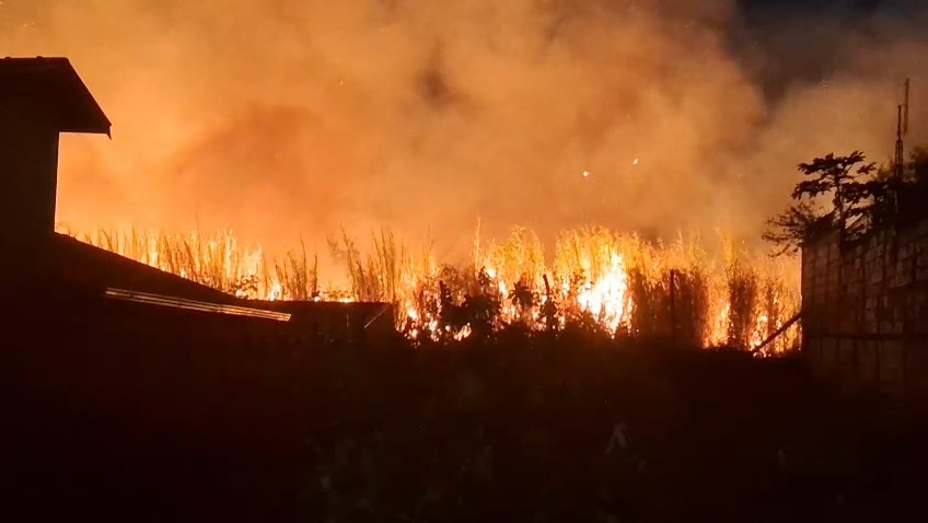 Incêndio atinge área militar e mobiliza Exército, Bombeiros e Defesa Civil no interior de SP