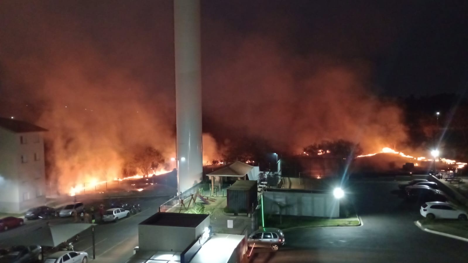 Incêndio em mato deixa condomínio em Americana cercado por chamas; VÍDEO