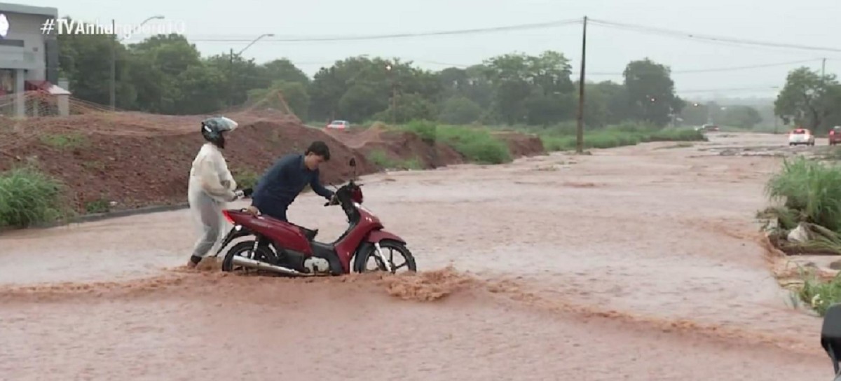 Temporal no TO: repórter socorre motociclista em Palmas e bombeiros resgatam ilhados em Gurupi