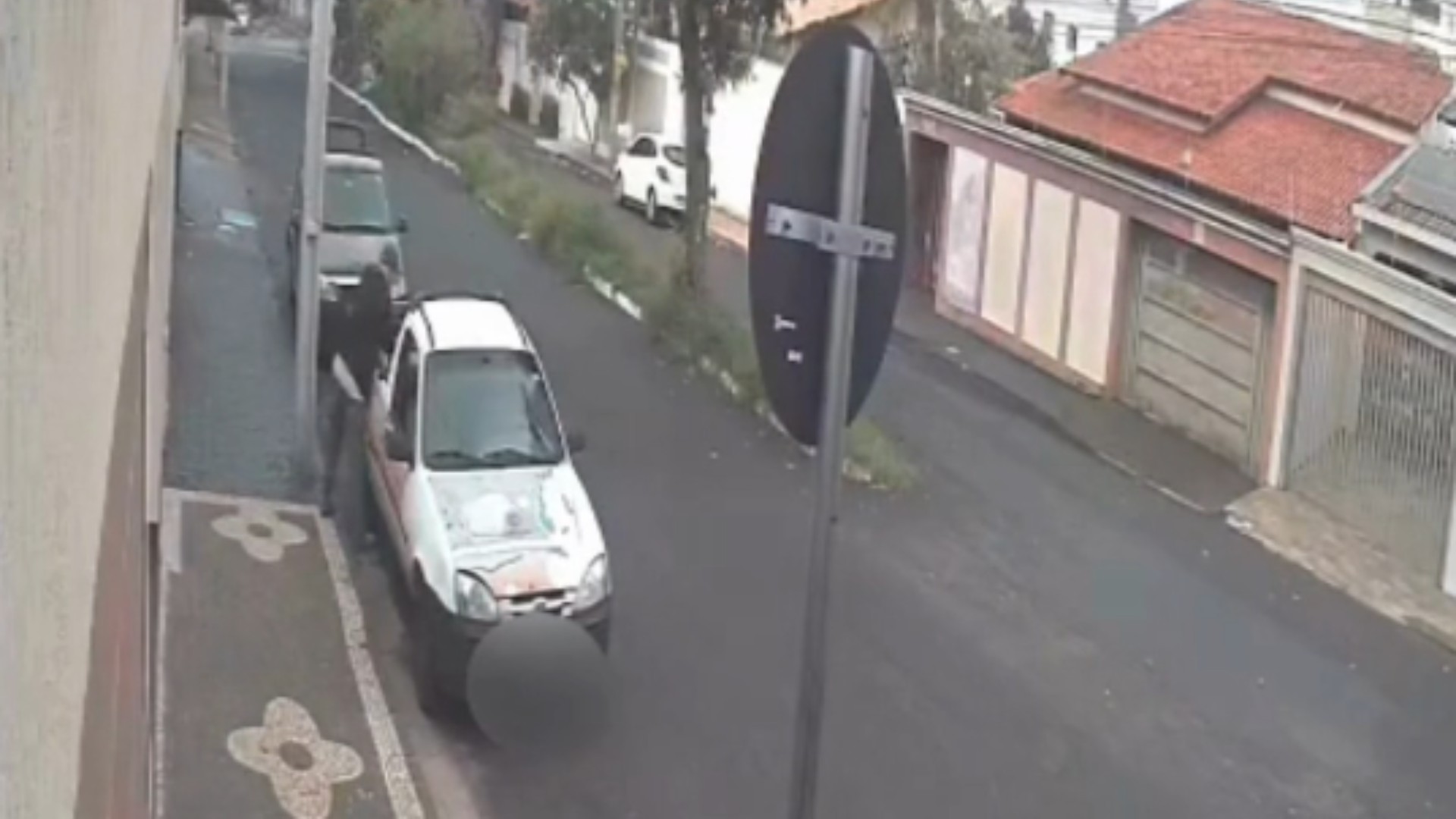 VÍDEO: Homem furta botijão de gás enquanto entregador atende cliente em Uberlândia