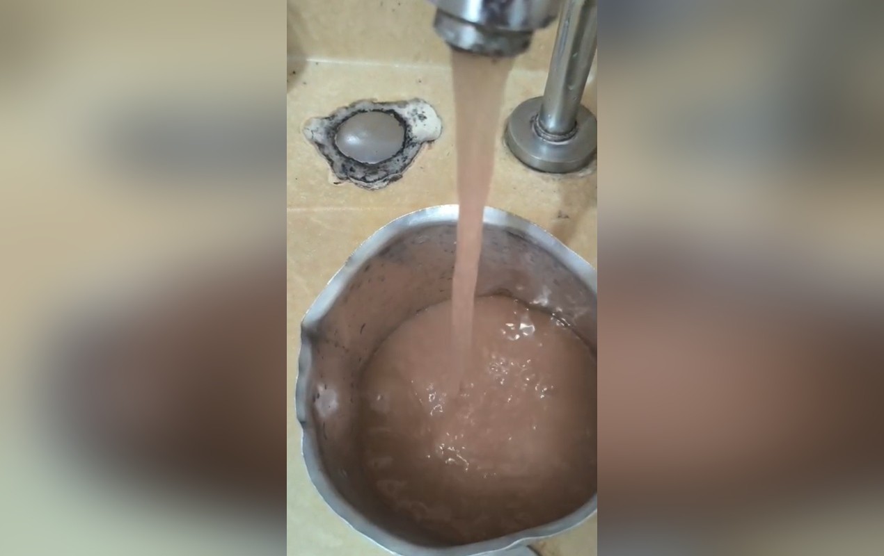 Água ‘barrenta’ continua saindo das torneiras dois dias após prazo para normalização em Águas de Santa Bárbara