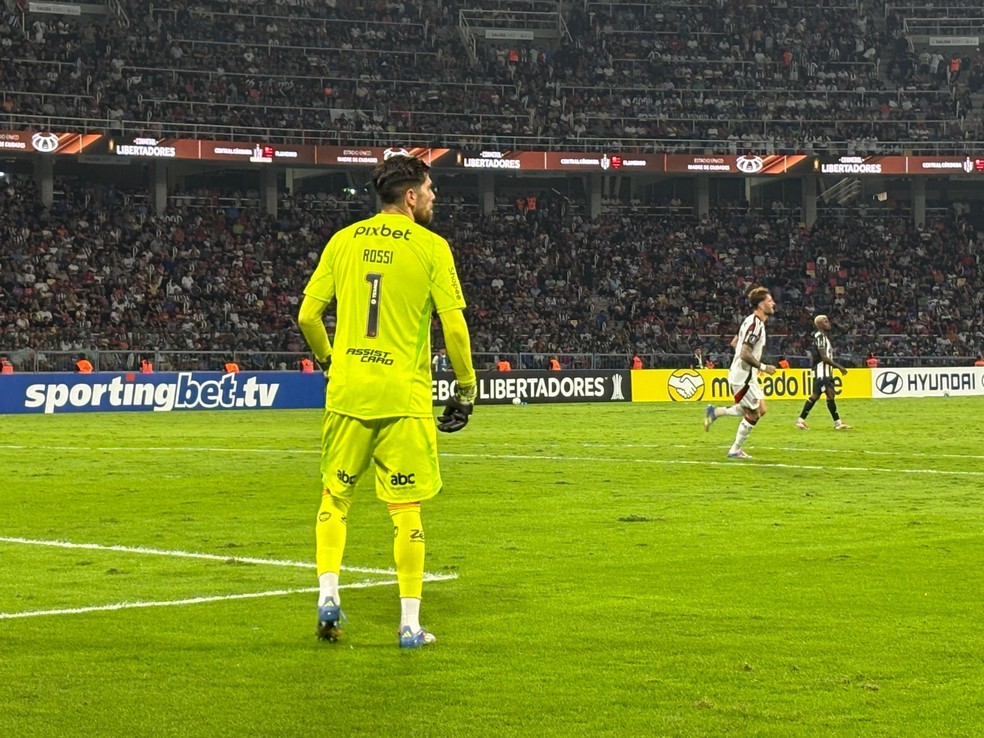 Flamengo afirma que jogadores sofreram tentativa de assalto, e carro do goleiro Rossi é atingido por tiros 