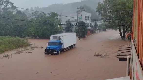 Mais cidades do RS sofrem impactos de temporal que já deixou 11 mortos; veja imagens