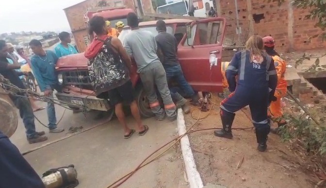 Mulher é atropelada pelo próprio veículo em Governador Valadares; vizinho também foi atingido 