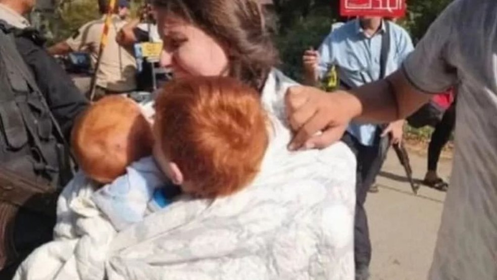 Shiri e seus dois filhos sendo levados por militantes do Hamas — Foto: Telegram