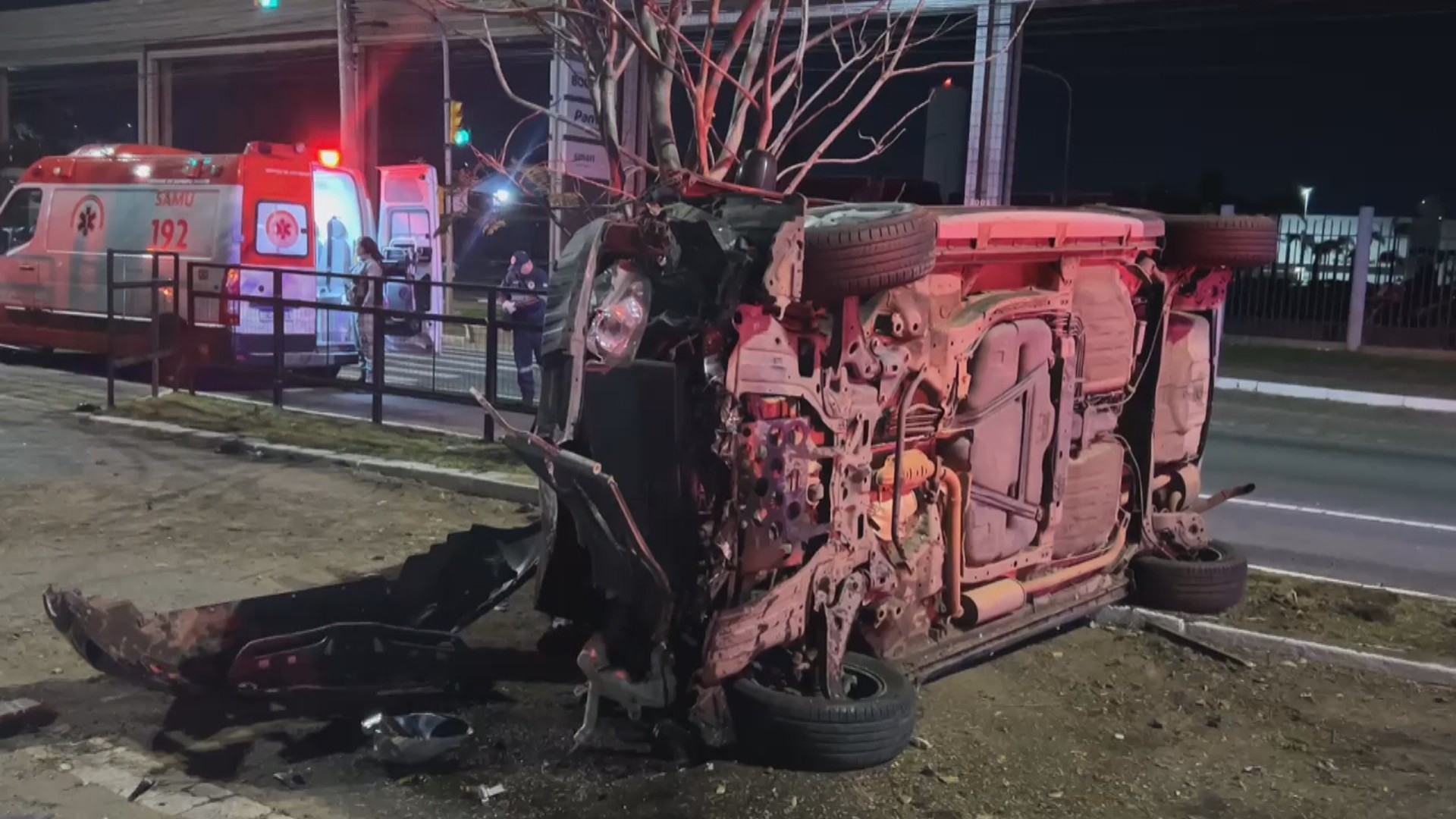 Motorista tenta agredir agentes de trânsito após capotar carro em Porto Alegre, diz EPTC