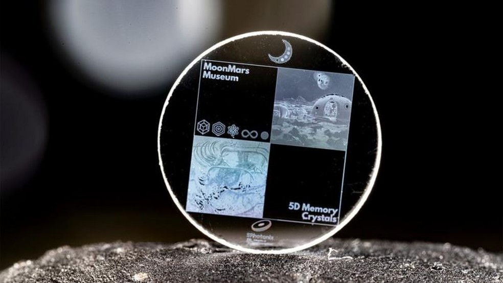 Cristal de vidro da SPhotonix, mostrando imagens digitais de uma pintura da caverna de Chauvet, na França, e uma imagem gerada por IA de uma alunissagem, foi lançado em órbita em junho de 2025 — Foto: SPhotonix via BBC