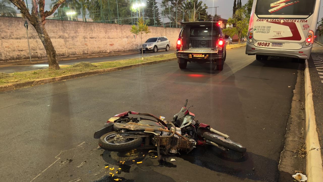 Criança de 7 anos que estava na garupa da mãe fica ferida em acidente com ônibus em Artur Nogueira