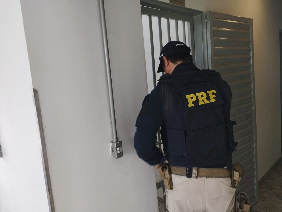 Passageira denuncia importunação sexual enquanto dormia dentro de ônibus na BR-116, e homem é preso