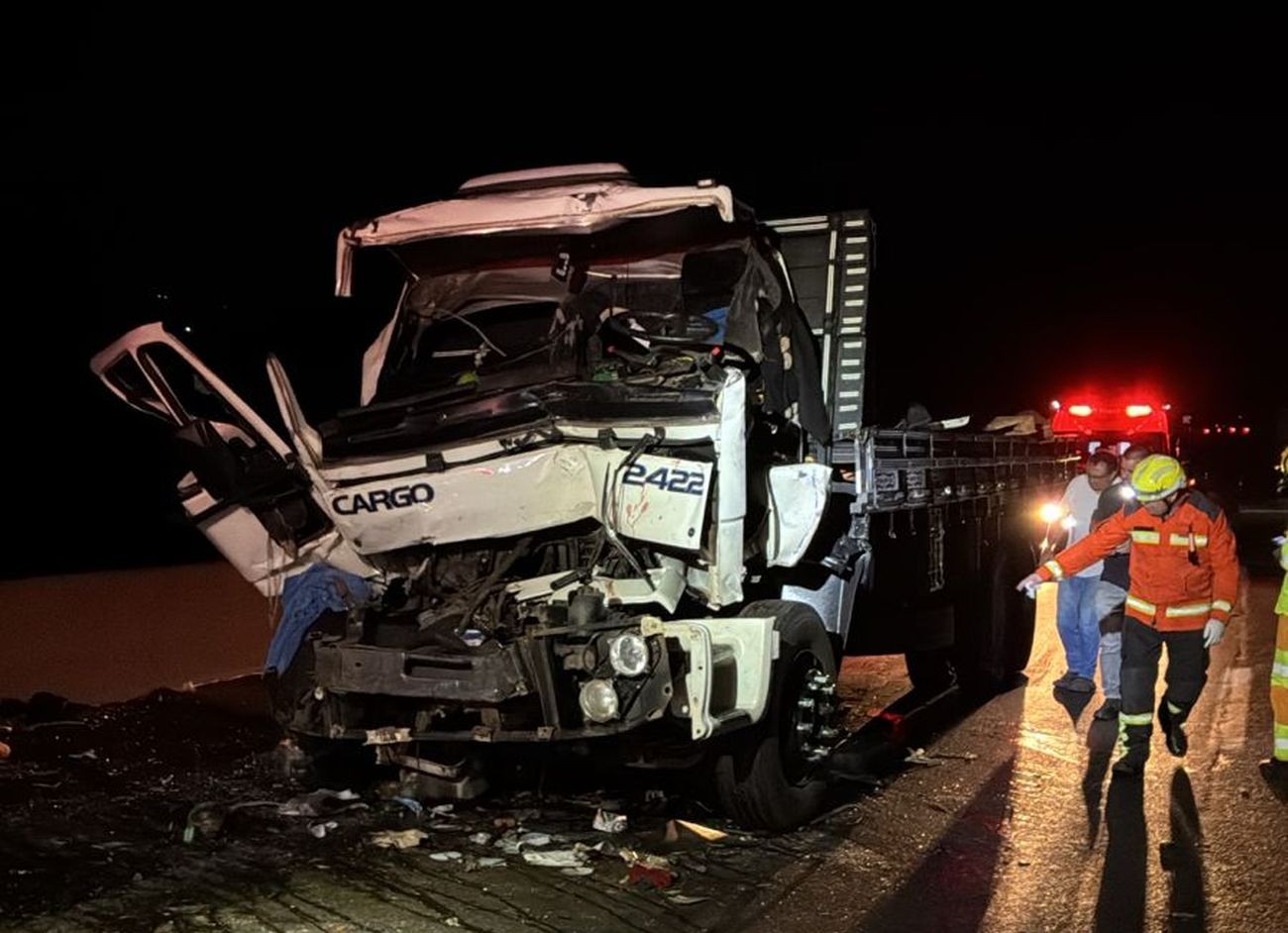 Motorista de caminhão carregado com toneladas de ferro sofre ferimentos graves em acidente no interior de SP 