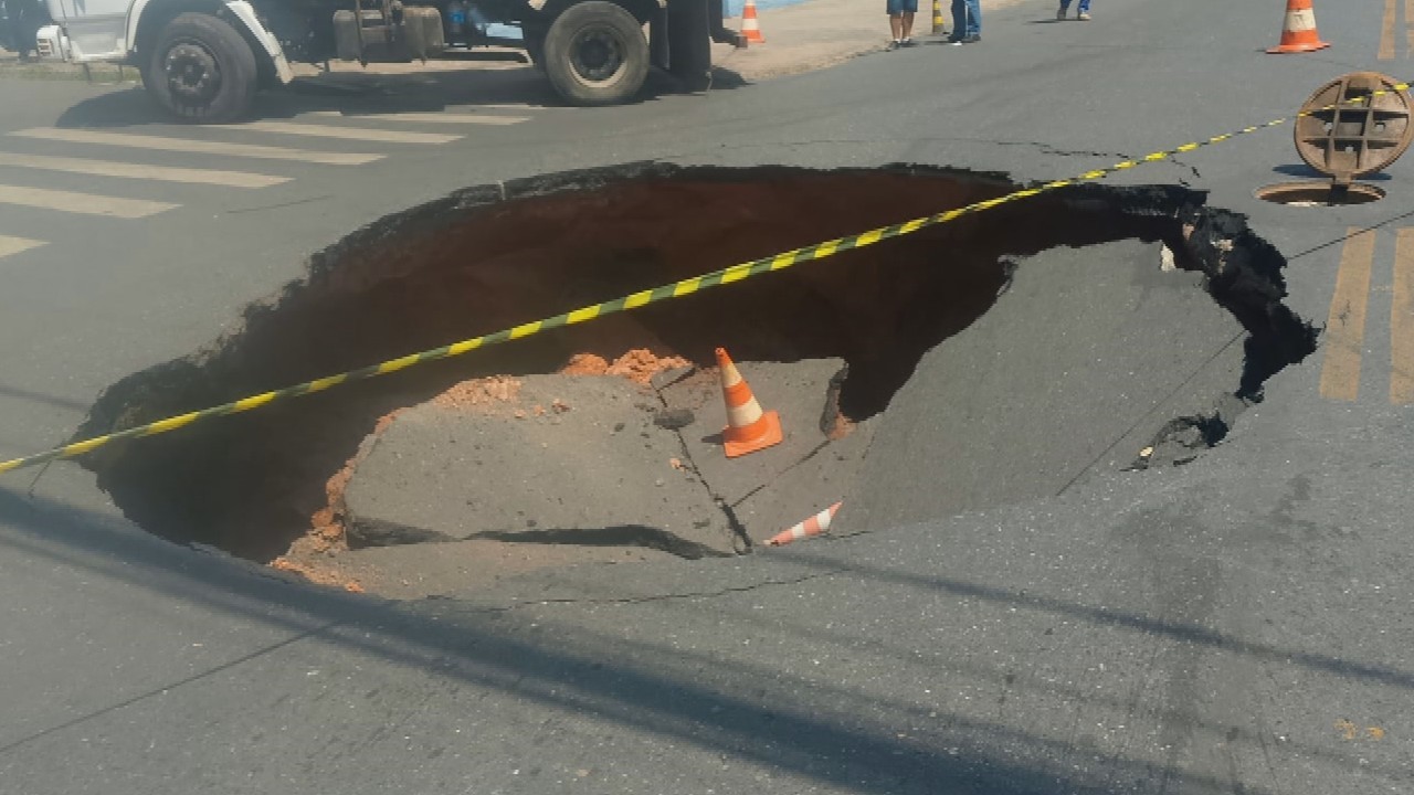 VÍDEO: cratera se abre em rua da Pampulha