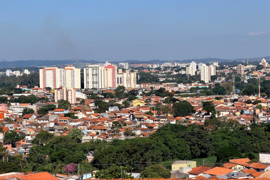 Famílias da Vila Leila recebem escrituras em clima de emoção