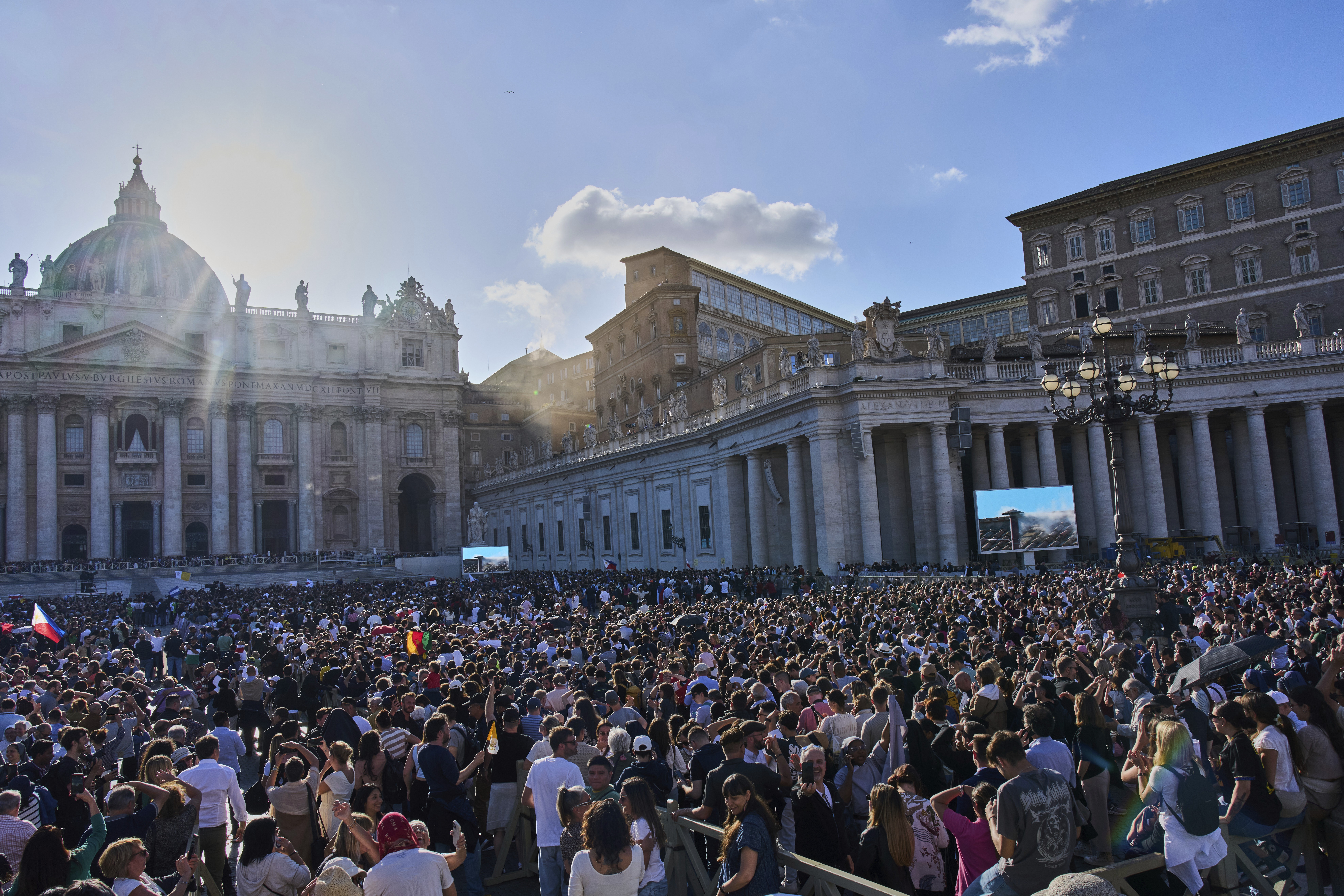 Novo papa é escolhido: veja FOTOS e VÍDEOS do dia decisivo do conclave de 2025