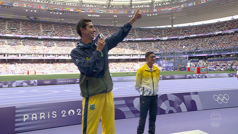 No Stade de France, Caio Bonfim recebe a medalha de prata conquistada na marcha atlética — Foto: Reprodução/TV Globo