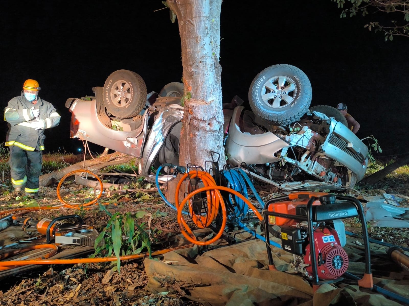 Duas pessoas morrem após caminhonete capotar e colidir em árvores na BR-376 em MS