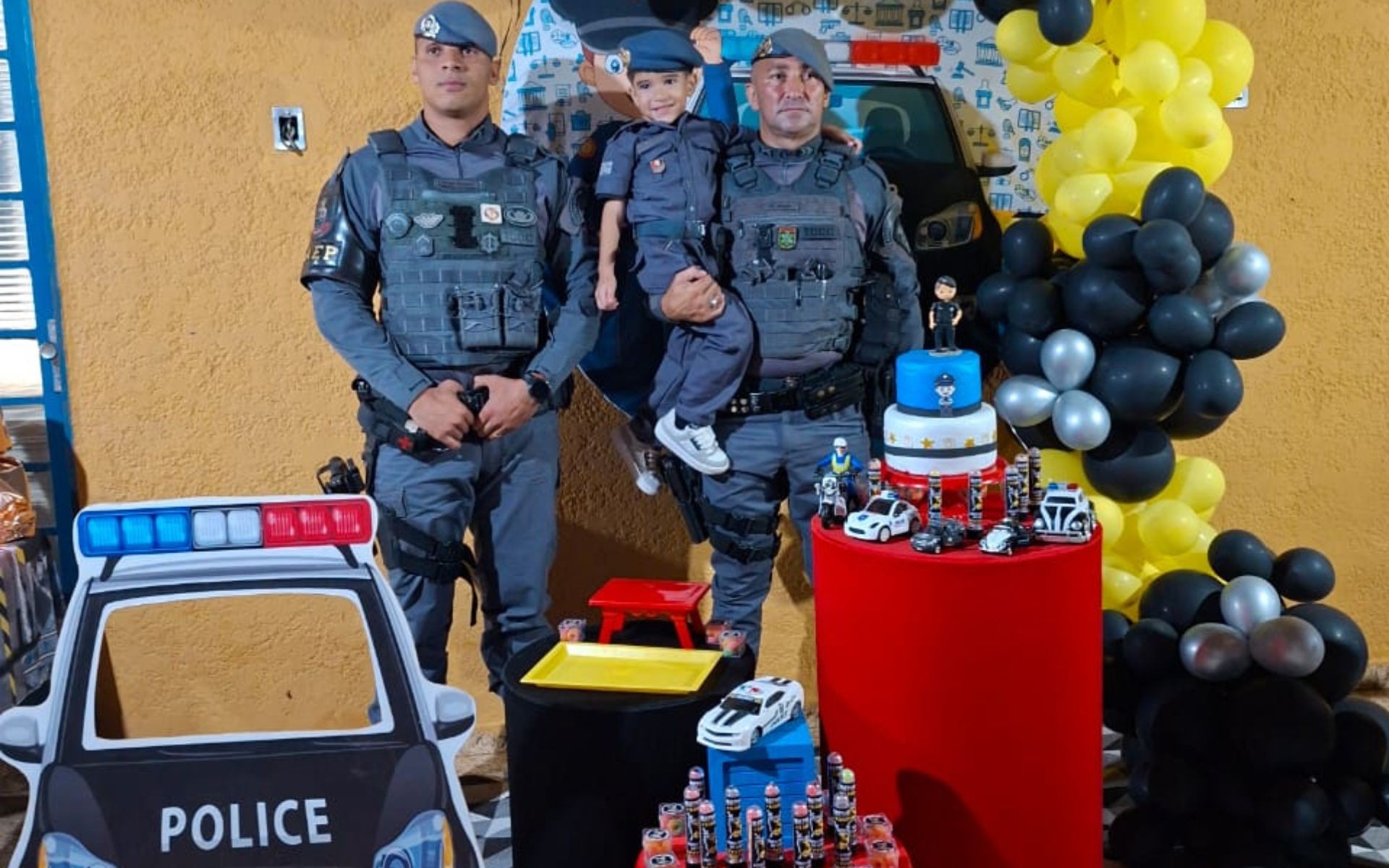 Fã da corporação, menino recebe visita surpresa de policiais militares em festa de aniversário de 5 anos no interior de SP