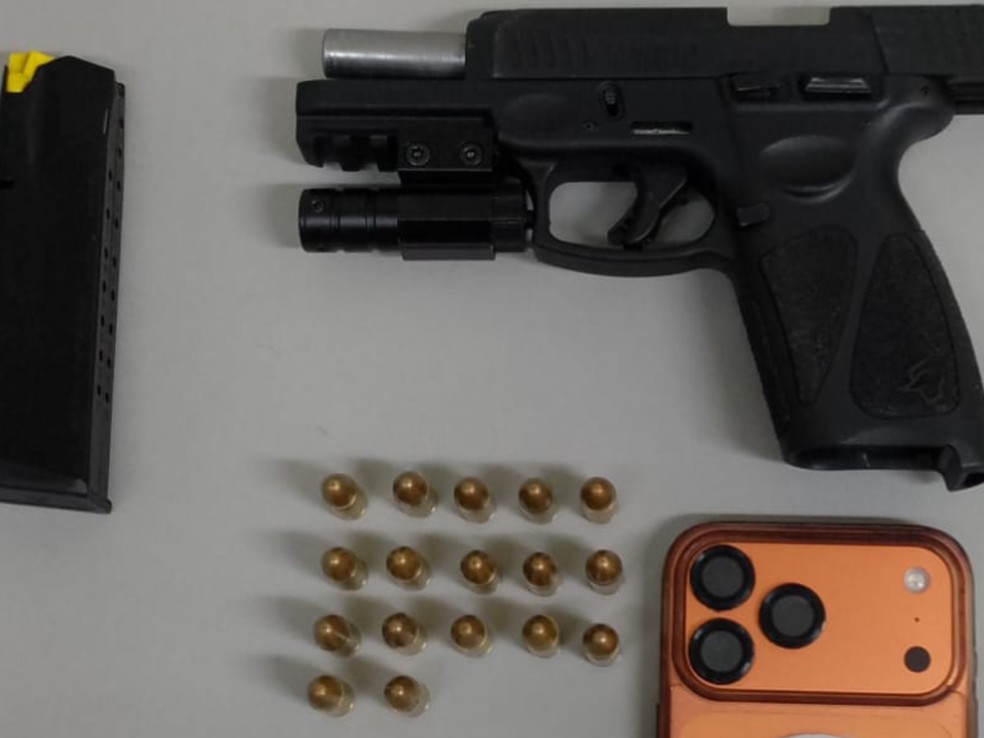 Homem foi preso com arma após bater carro contra comércio em perseguição policial em Conchal, SP — Foto: Polícia Militar