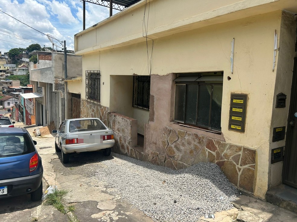 Carro só parou após bater em muro de casa em Juiz de Fora — Foto: Gabriel Landim/TV Integração