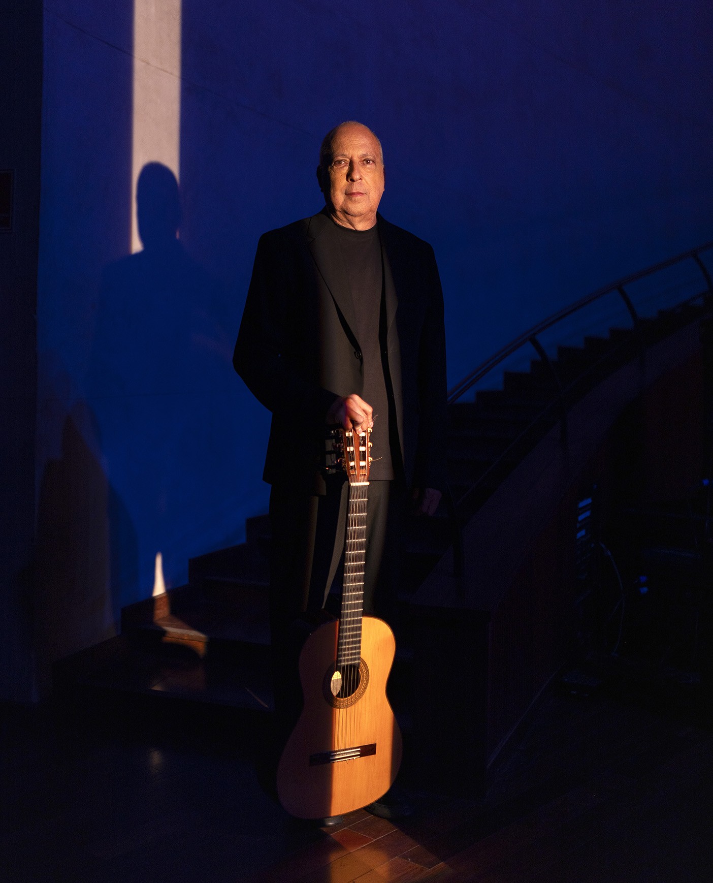 Sombrinha, bamba projetado no Fundo de Quintal, fica sob os holofotes no show especial dos 50 anos de carreira