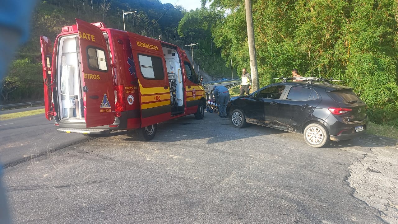 Homem fica ferido após acidente entre carro e moto em Caraguatatuba, SP