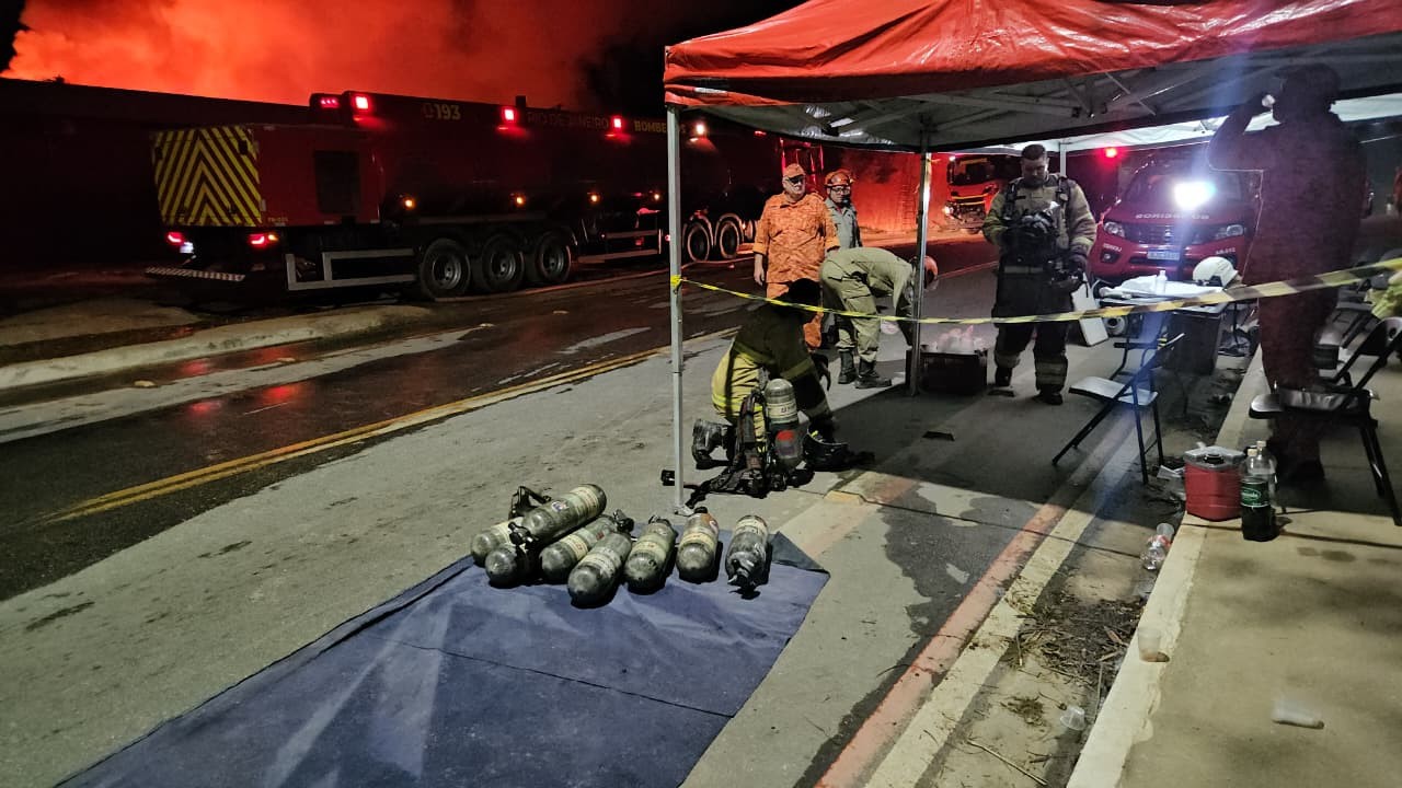 Combate a grande incêndio já dura 9 horas e segue na madrugada em Saquarema; Bombeiros de folga ajudam
