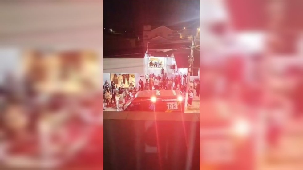 Atendimento dos bombeiros a bebê que foi retirada do próprio velório em SC — Foto: Reprodução/Redes sociais