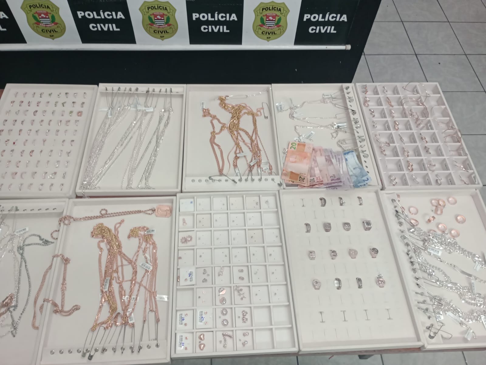 Suspeito de furtar peças em prata avaliadas em R$ 15 mil é preso em Suzano