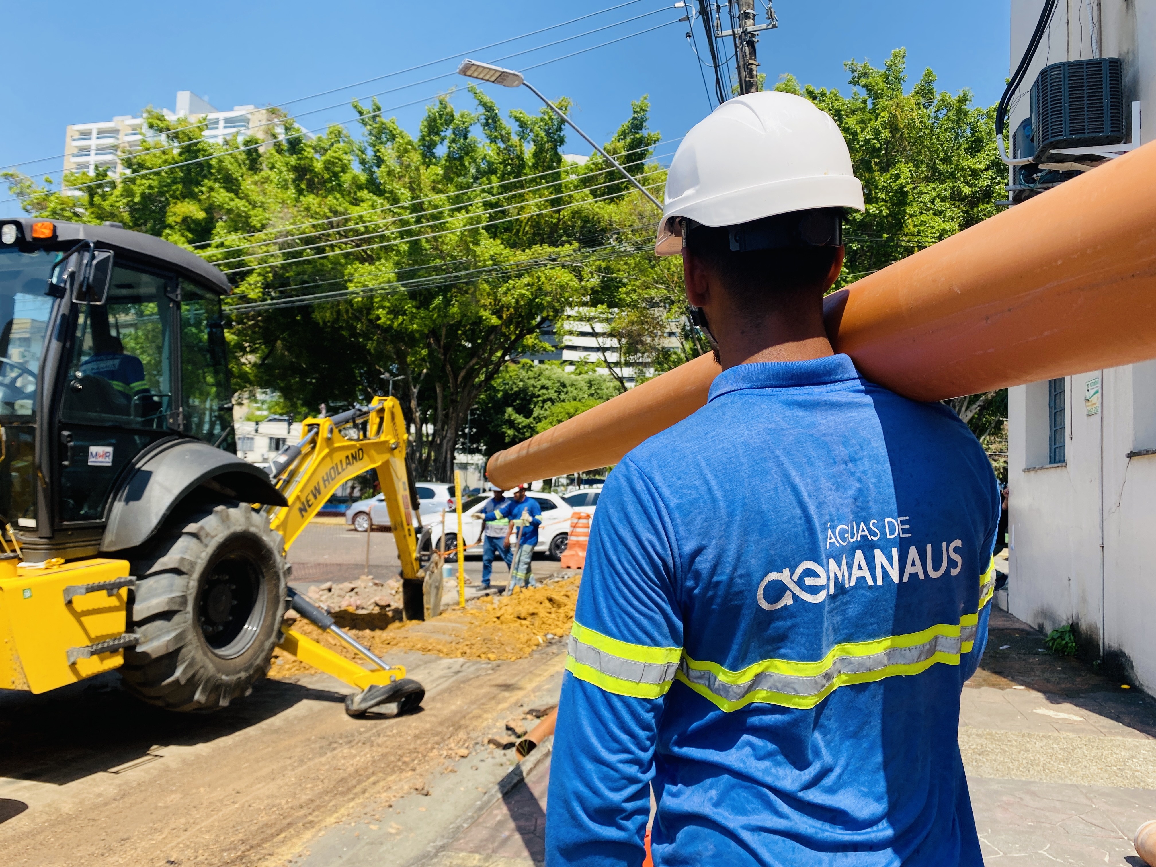 Obras de esgoto avançam em 13 áreas de Manaus 