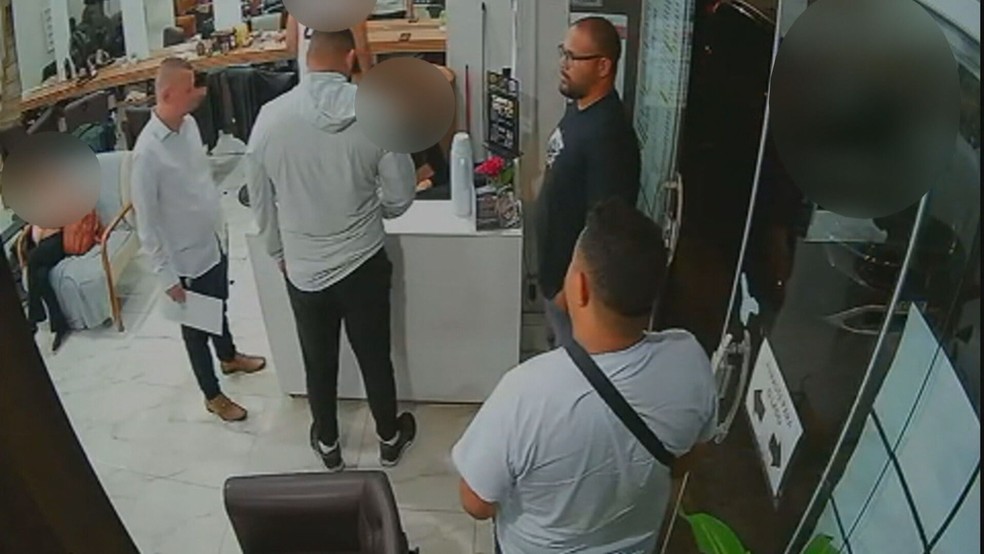 Suspeitos de integrar milícia em Nova Iguaçu extorquiam dinheiro de comerciantes no Centro do município — Foto: Reprodução / TV Globo