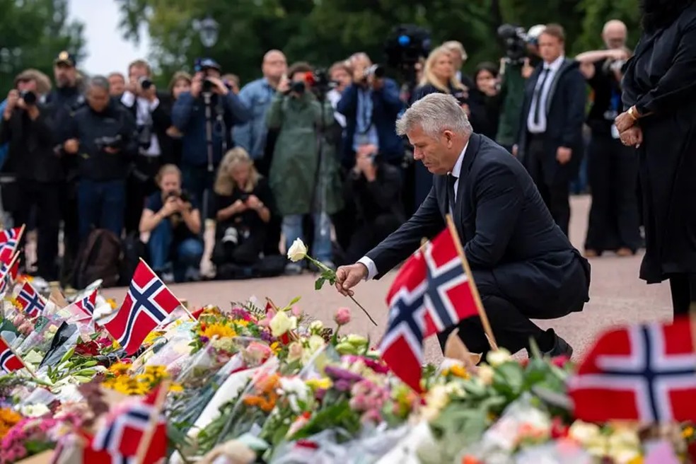 Após a morte do Rei Harald V, um grande número de pessoas foi ao palácio real para depositar flores em um monumento em sua memória — Foto: Getty Images via BBC