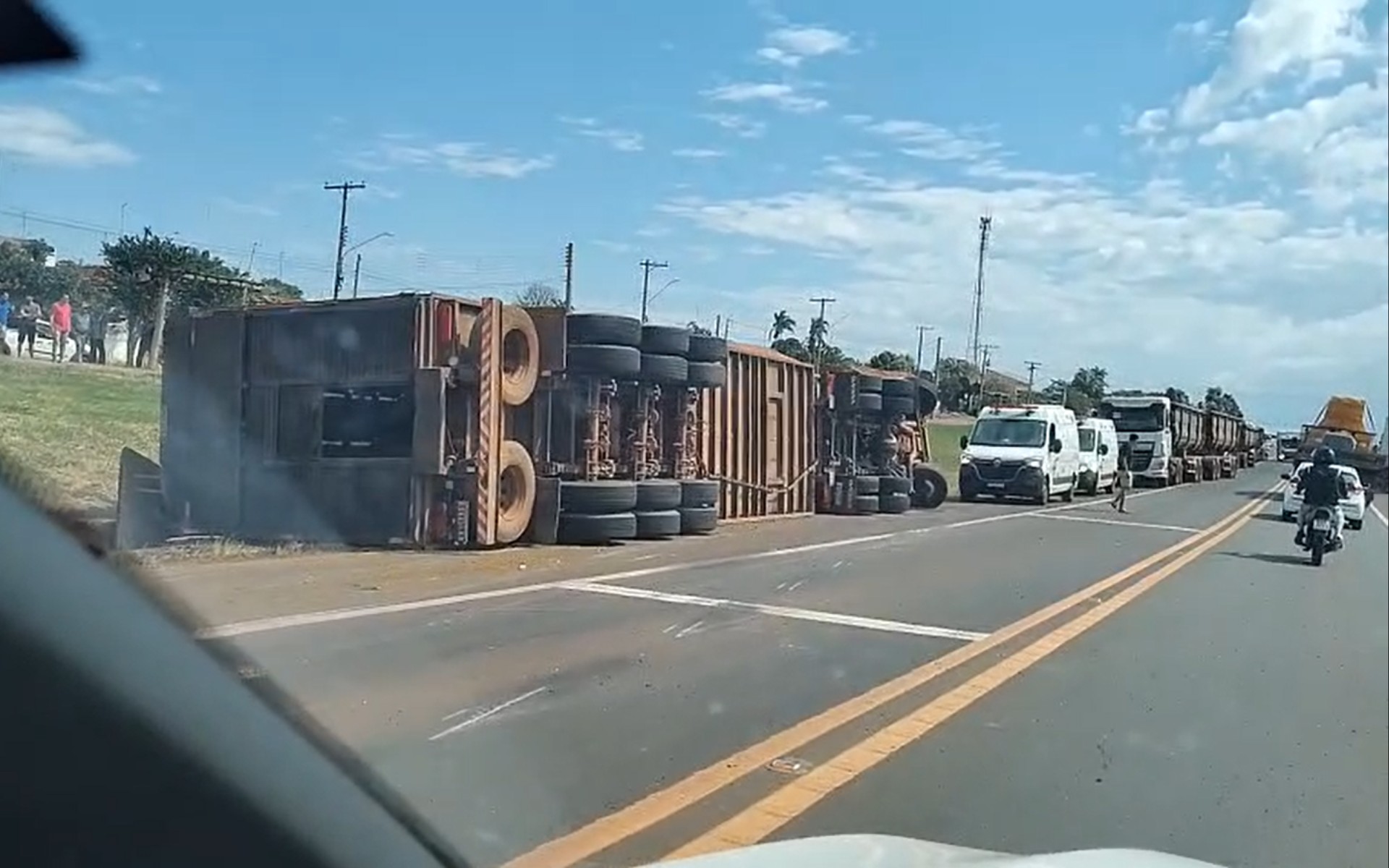 Caminhão carregado com 60 cabeças de gado tomba em rodovia no trevo de Magda