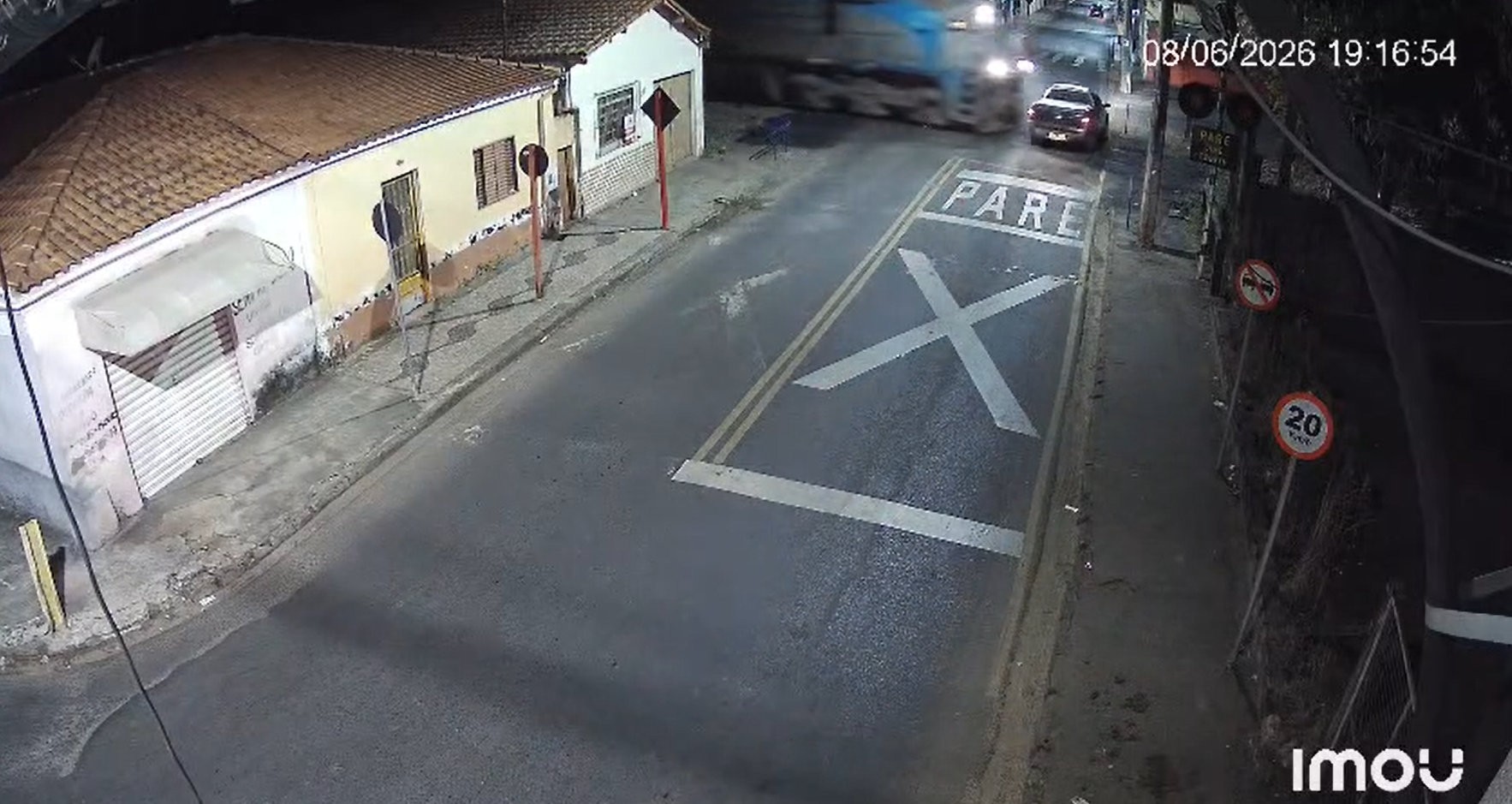VÍDEO: carro é atingido por trem e idoso fica preso às ferragens no interior de SP