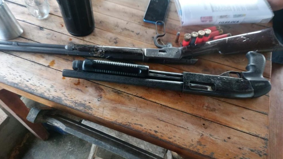 Uma escopeta, espingarda e munições foram apreendidas pelos agentes durante a operação. — Foto: Polícia Federal/Divulgação