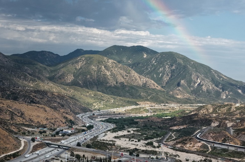 Veículos cruzam o Cajon Pass, na Califórnia, região onde as falhas de San Andreas e San Jacinto se encontram. — Foto: Mario Tama/Getty Images North America/AFP