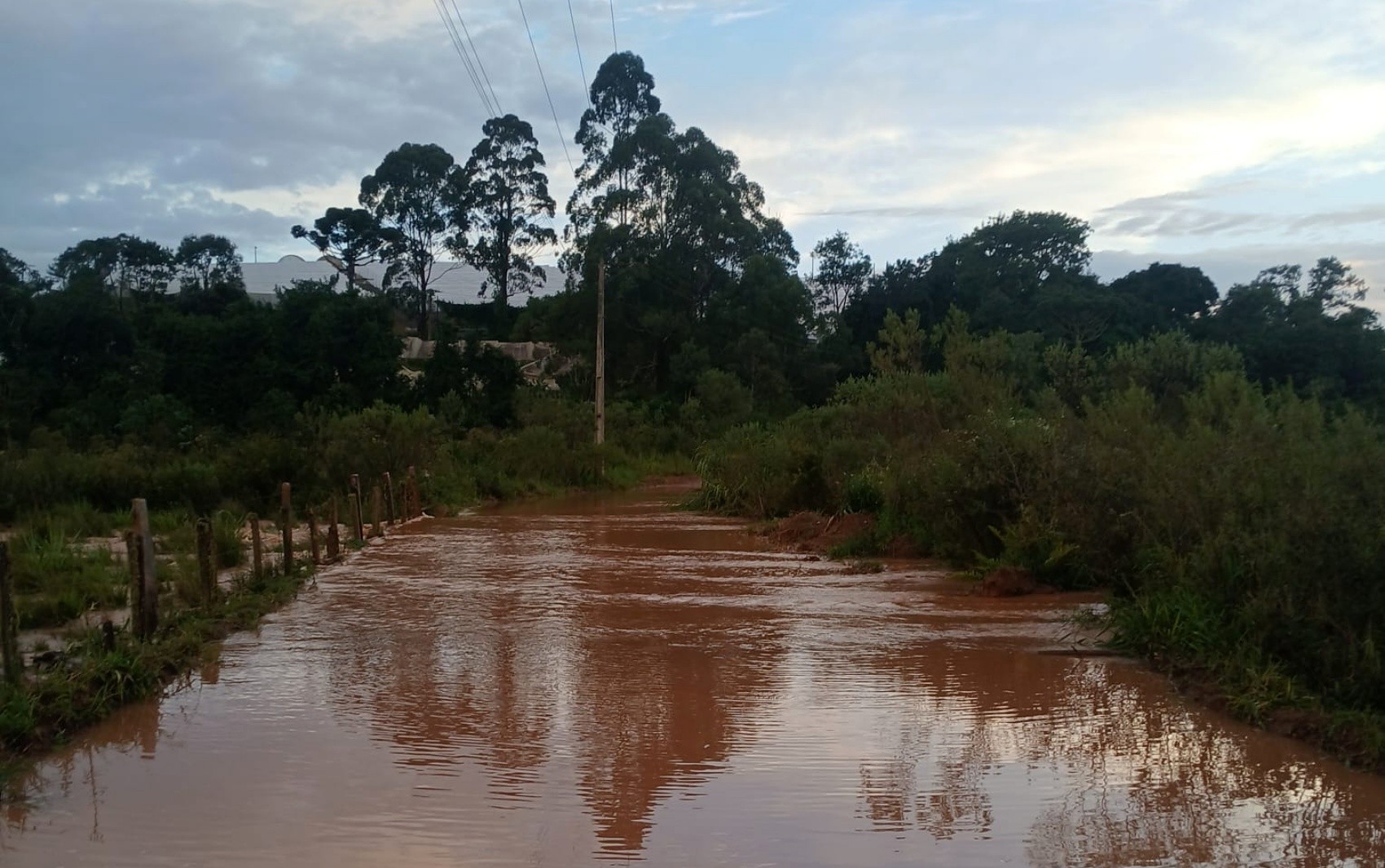 Rompimento de talude de represa provoca alagamentos e danos a moradores em Senador Amaral, MG