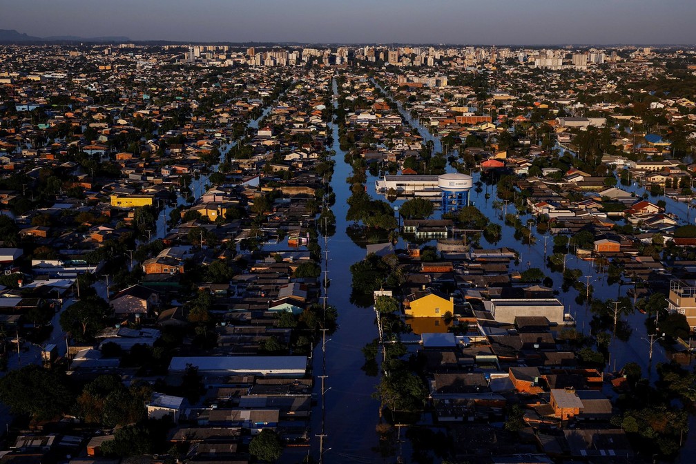 Imagem aérea mostra ruas alagadas em Canoas, uma das cidades mais afetadas pelas enchentes no Rio Grande do Sul. Série de fotos foi vencedora na categoria Histórias — Foto: Amanda Perobelli/Reuters via World Press Photo/Divulgação