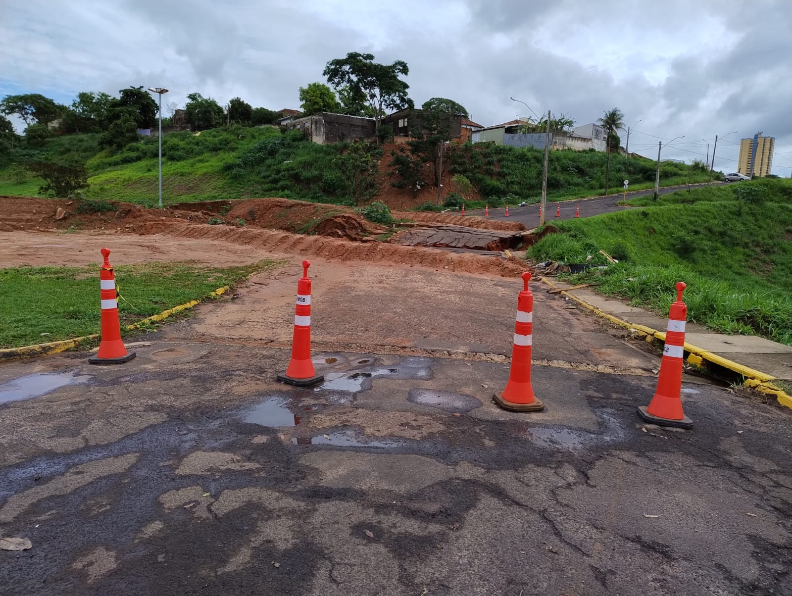 Após cratera, trecho da Rua João Elias Naufal cede completamente em Presidente Prudente