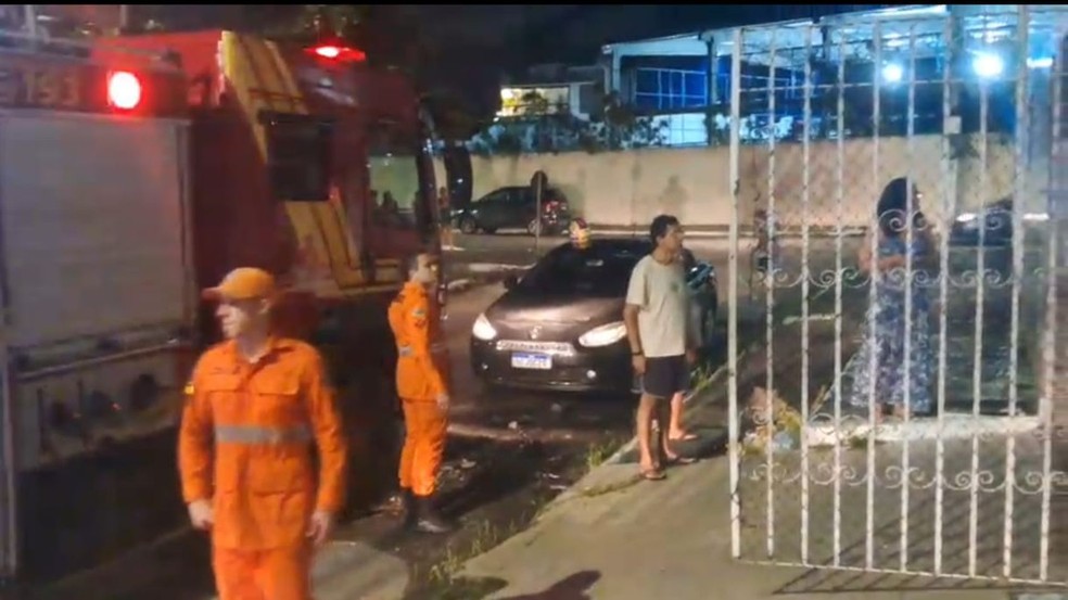 Bombeiros realizaram uma vistoria no local após o princípio de incêndio em residência em Aracaju — Foto: CBMSE/Divulgação