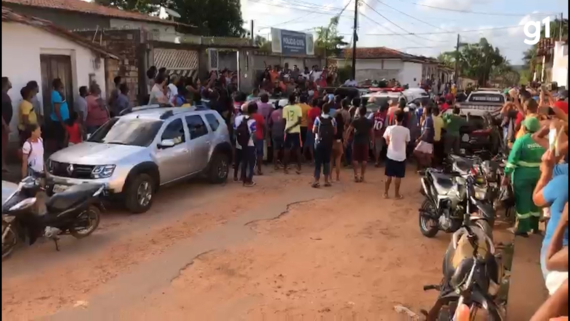 BOMBEIROS DE BARBACENA RESGATAM CAVALO PRESO EM MATA-BURRO, EM BARROSO