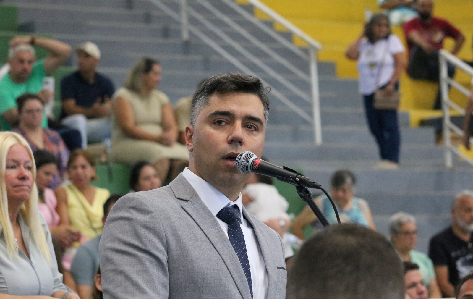 Após reajuste de 70% para secretários, prefeito de Itapacerica da Serra propõe aumento de 0,7% para servidores