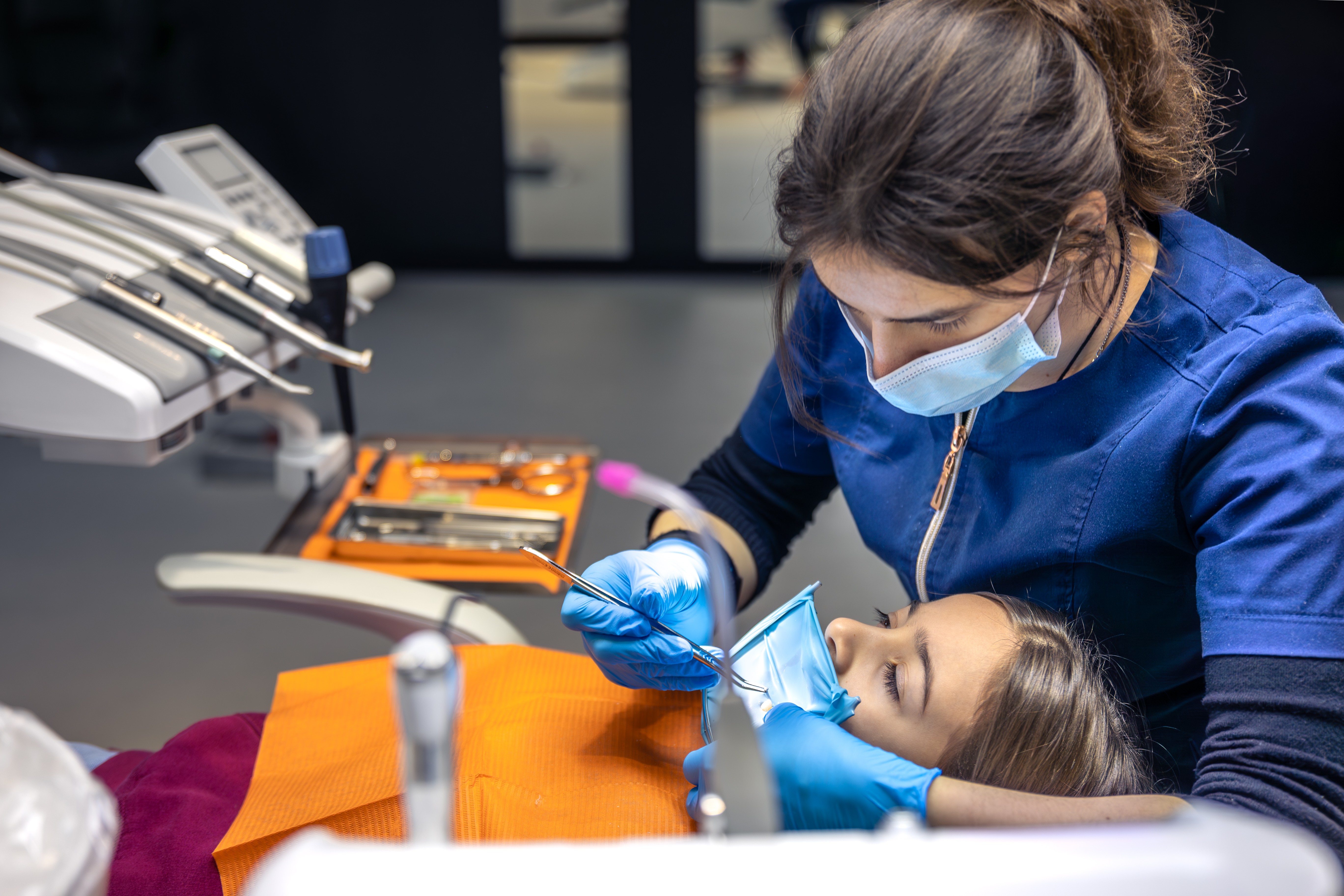 Atendimento odontológico gratuito: dentistas voluntários selecionam pacientes no DF