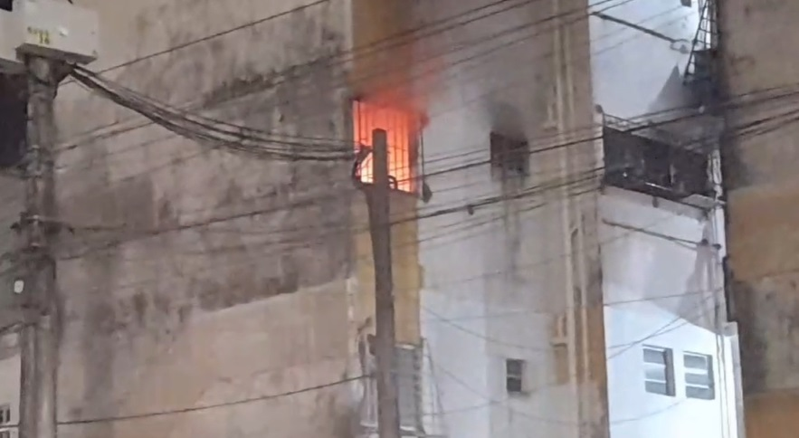 Homem morre carbonizado em incêndio em apartamento no Grande Recife; VÍDEO