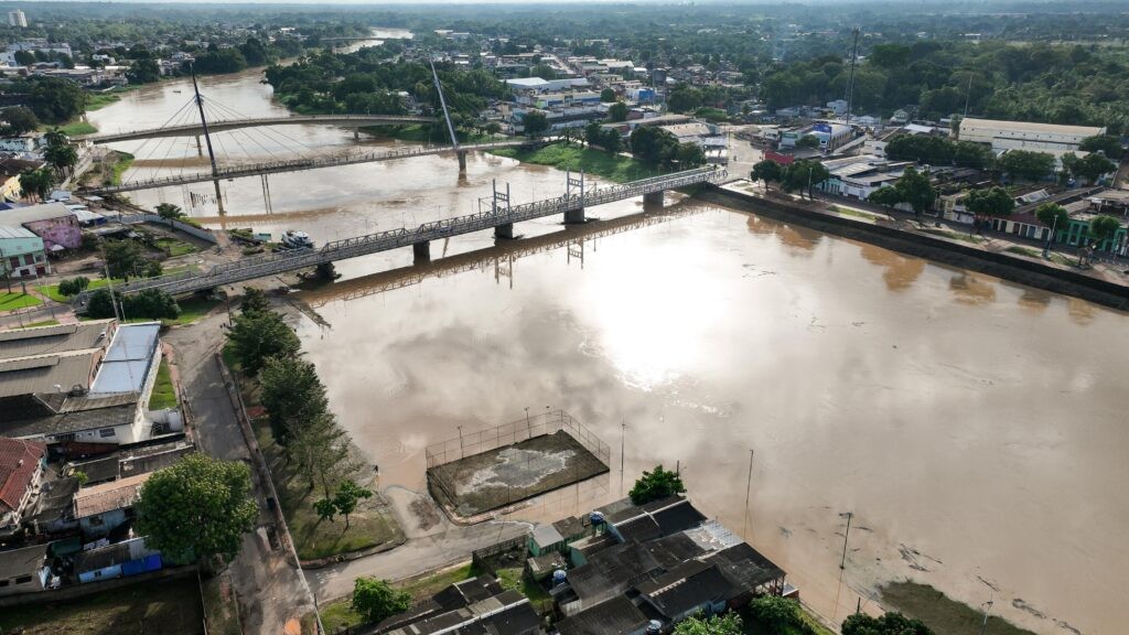 Rio Acre fica a 24 centímetros da cota de transbordo e água começa a invadir bairros da capital