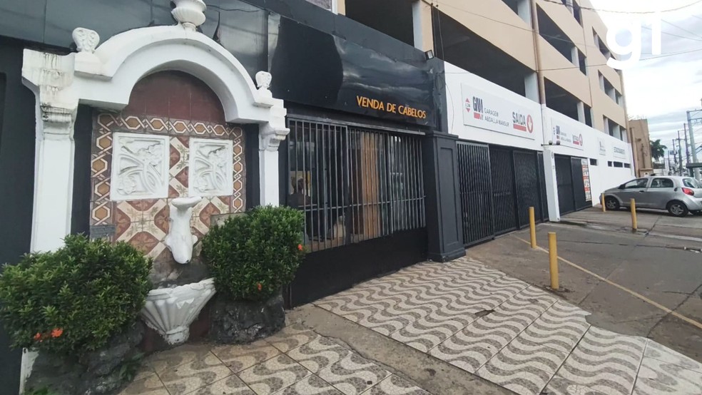 Bica da Prainha funciona hoje como ornamentação de uma loja de cabelos, ao lado do comércio local. — Foto: Fernanda Deamo