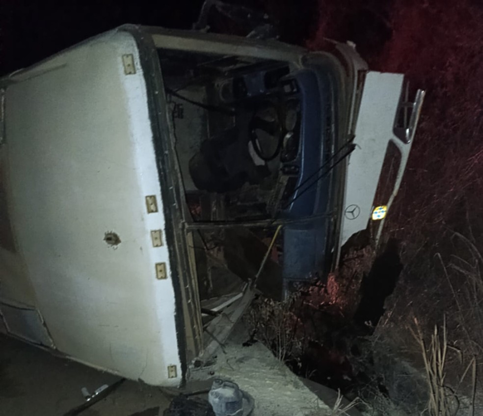 Ônibus caiu na valeta após tentar desviar de caminhonete que vinha no sentido contrário — Foto: Polícia Rodoviária Estadual