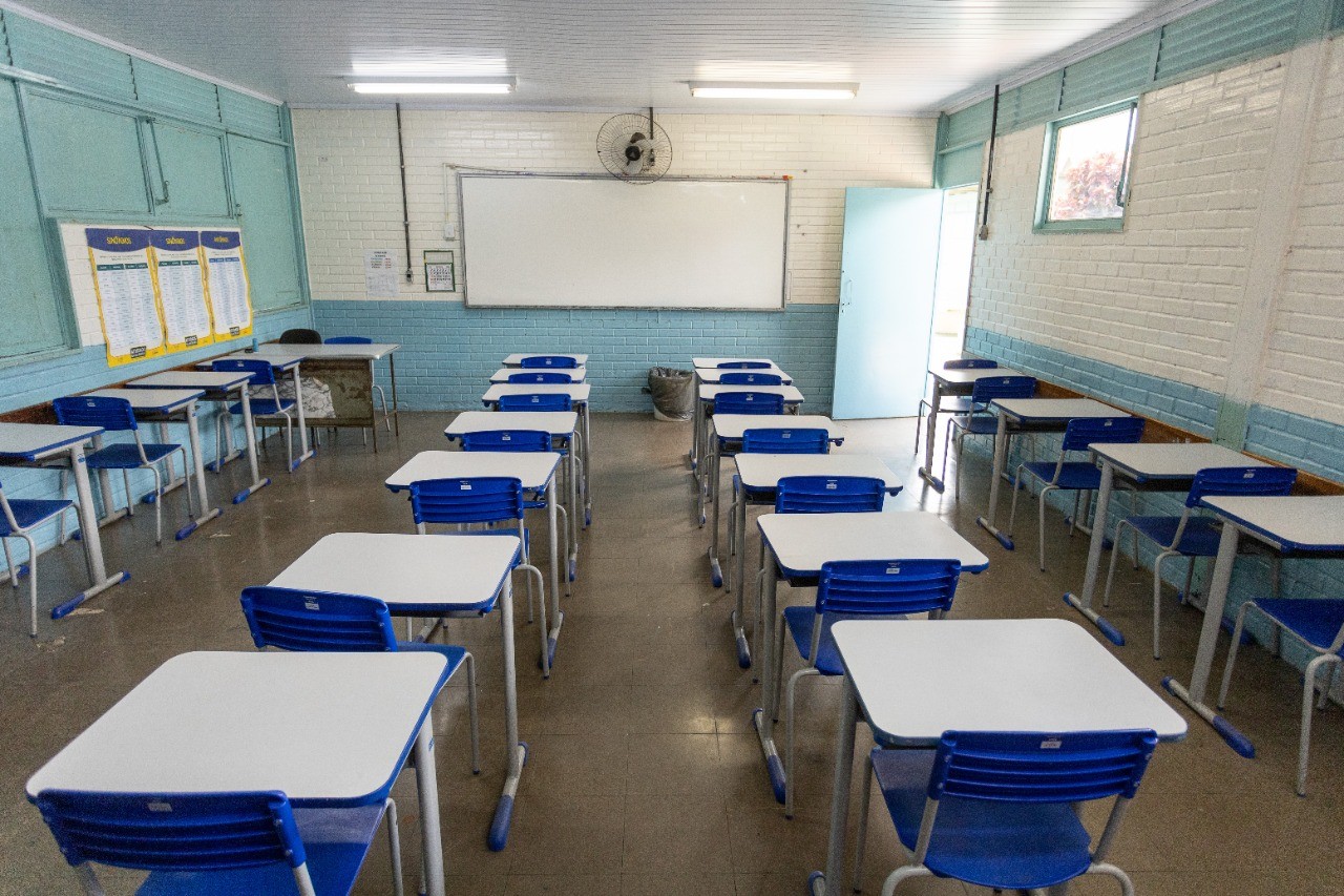 Evasão silenciosa: como a falta de acolhimento afasta estudantes LGBTQIA+ das escolas no DF