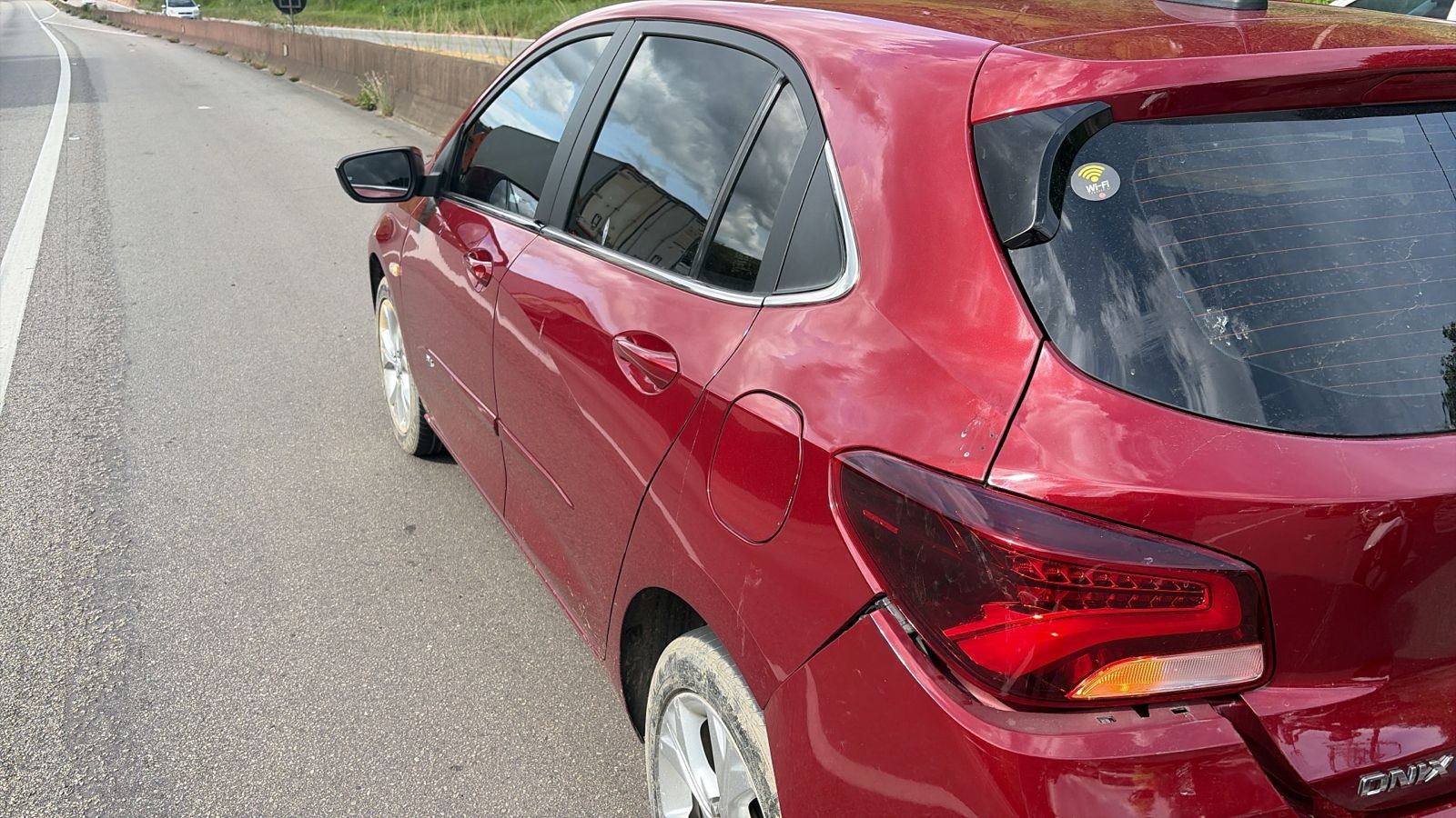 Acidente entre carro e moto deixa homem ferido na Via Dutra, em Barra Mansa