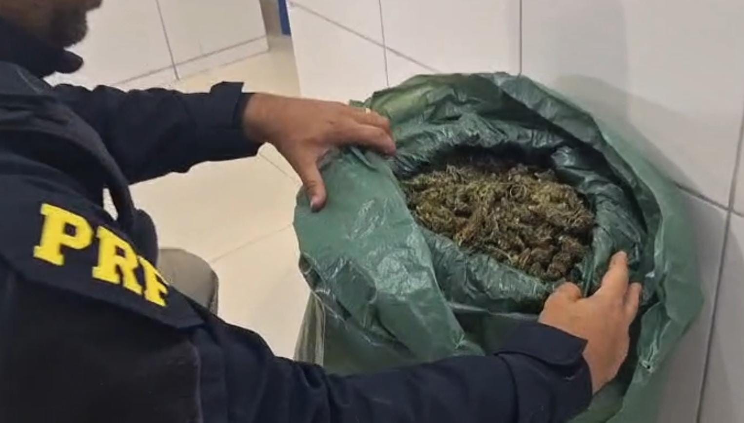 Motorista sem habilitação é preso com 13 Kg de maconha em Petrolina