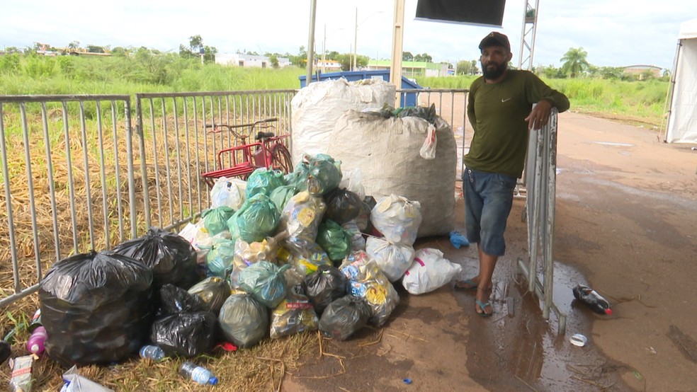 Marcos Gomes comemora faturamento com latinhas recolhidas, mas lamenta irresponsabilidade de quem descarta lixo de forma incorreta — Foto: Reprodução/Rede Amazônica Acre